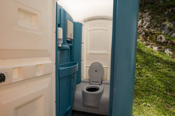 Best Portable Restroom Maintenance and Cleaning  in Hialeah Gardens, FL